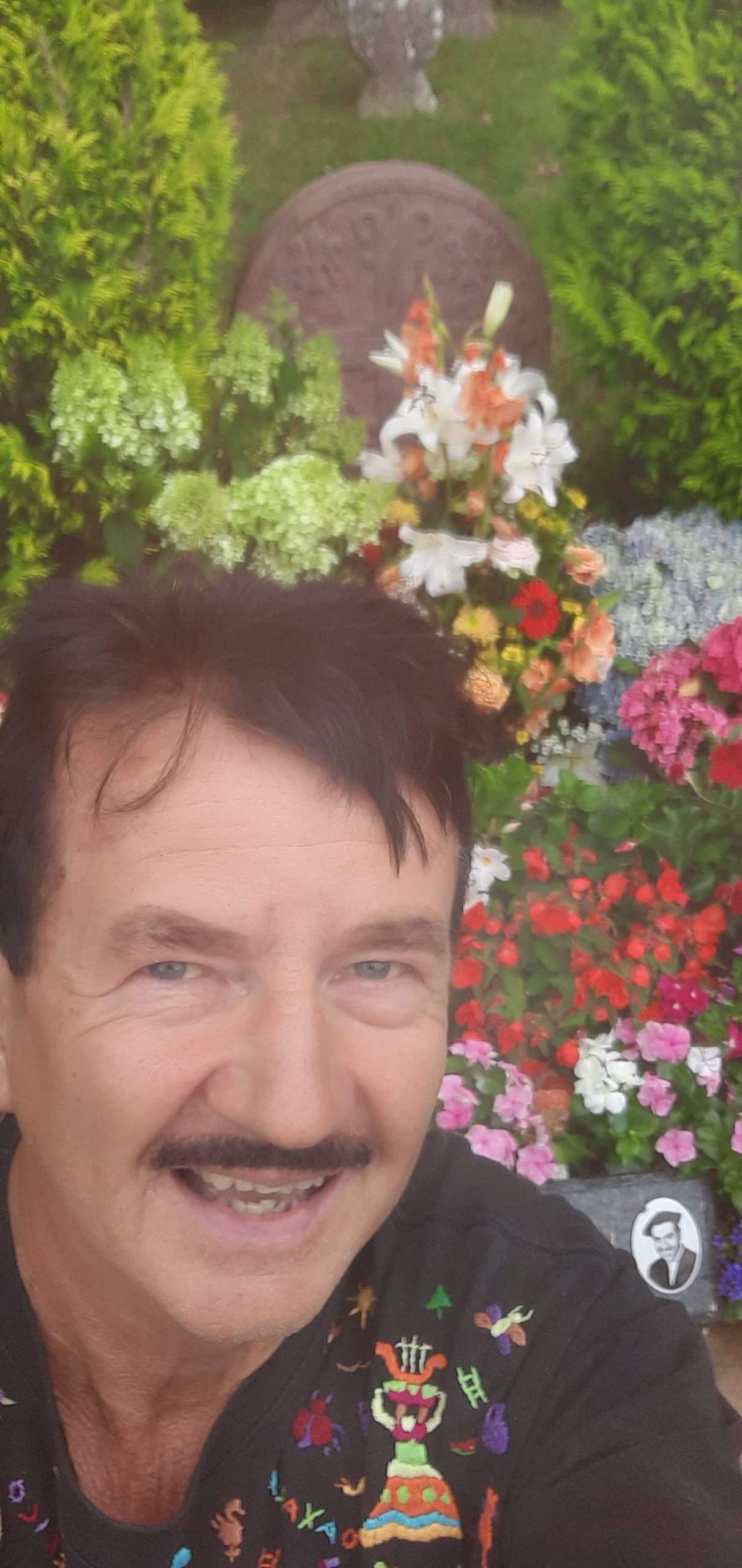 Panchito sur la tombe du chanteur Luis Mariano pour la chanson 'Mexico Mexico'